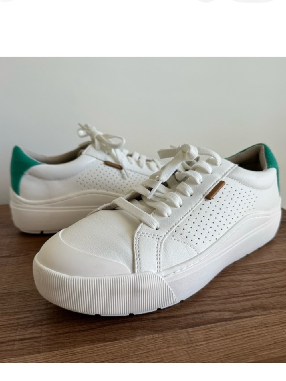 Dr Scholls Women’s Time Off Lace-Up Sneakers with Green Heel Accent. Size 10M